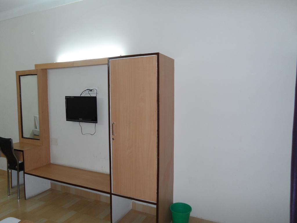 Hotel Pasuparthy Residency Tirupati Exteriör bild