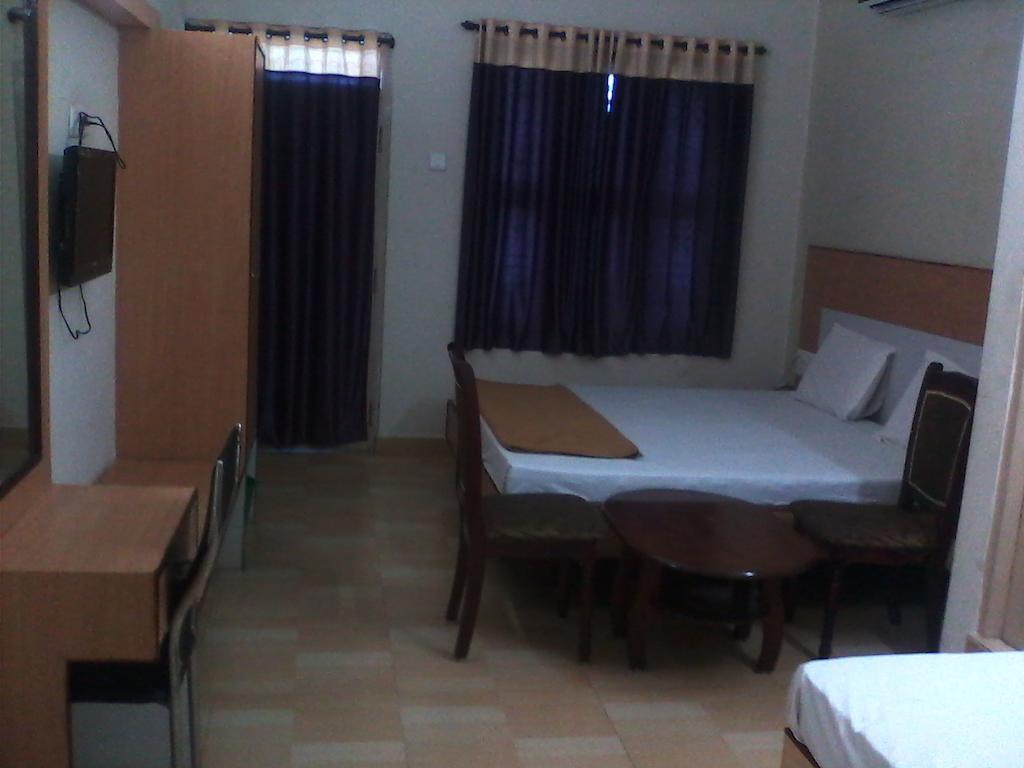 Hotel Pasuparthy Residency Tirupati Exteriör bild